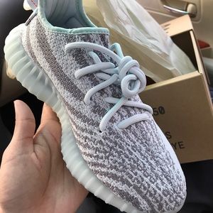 SOLD 💜BNWB YEEZY BOOST 350 v2 “Blue Tint”💜